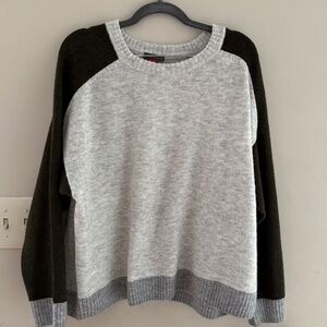 Vince Camuto sweater size M- SO soft!